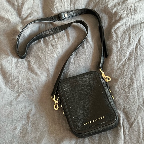Marc Jacobs Handbags - ⛔️ SOLD Marc Jacobs leather crossbody bag